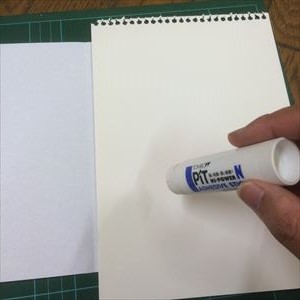 のりは厚紙側に塗るとヒヨリが少ないです。
